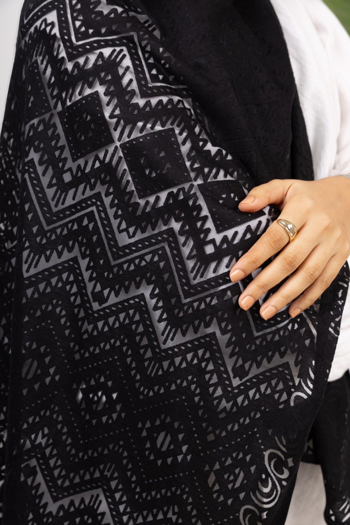 Atlas Devore Kuwaiti Scarf in Black #Color_Black