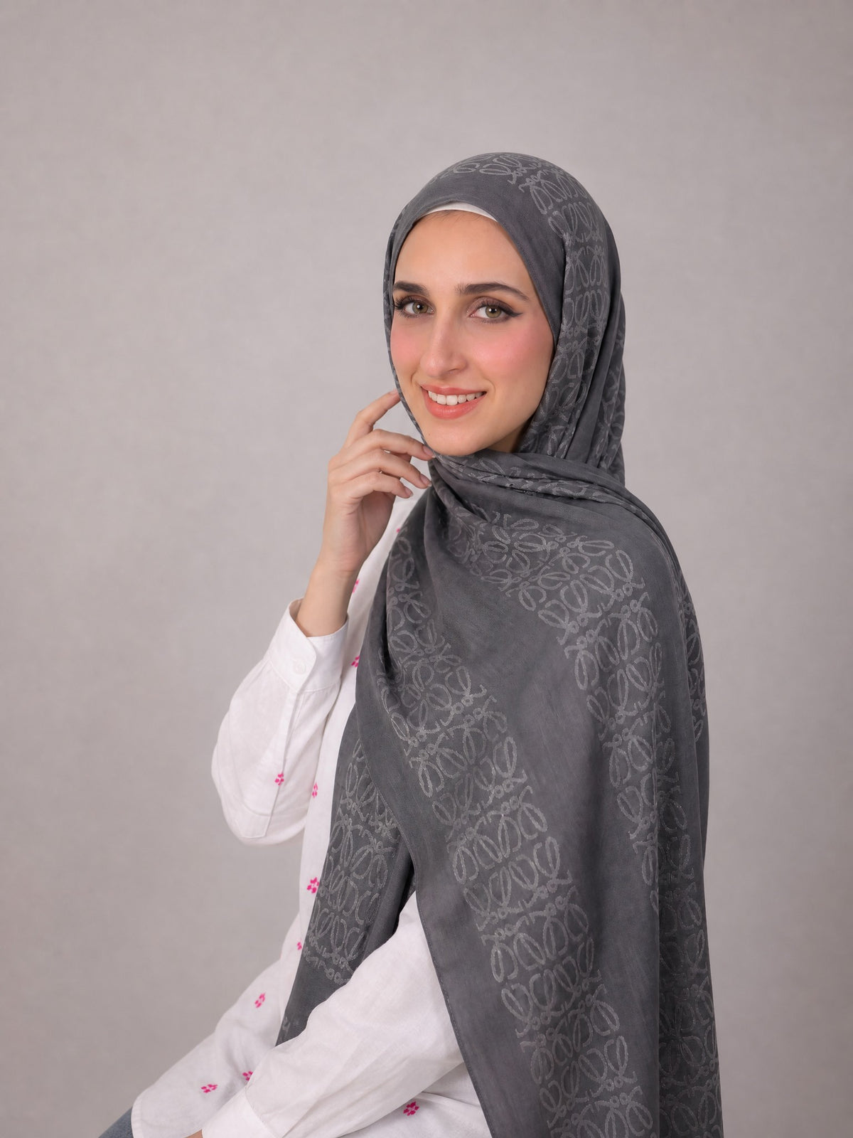 Anagram Weave Kuwaiti Scarf in Dark Grey #Color_Dark Grey