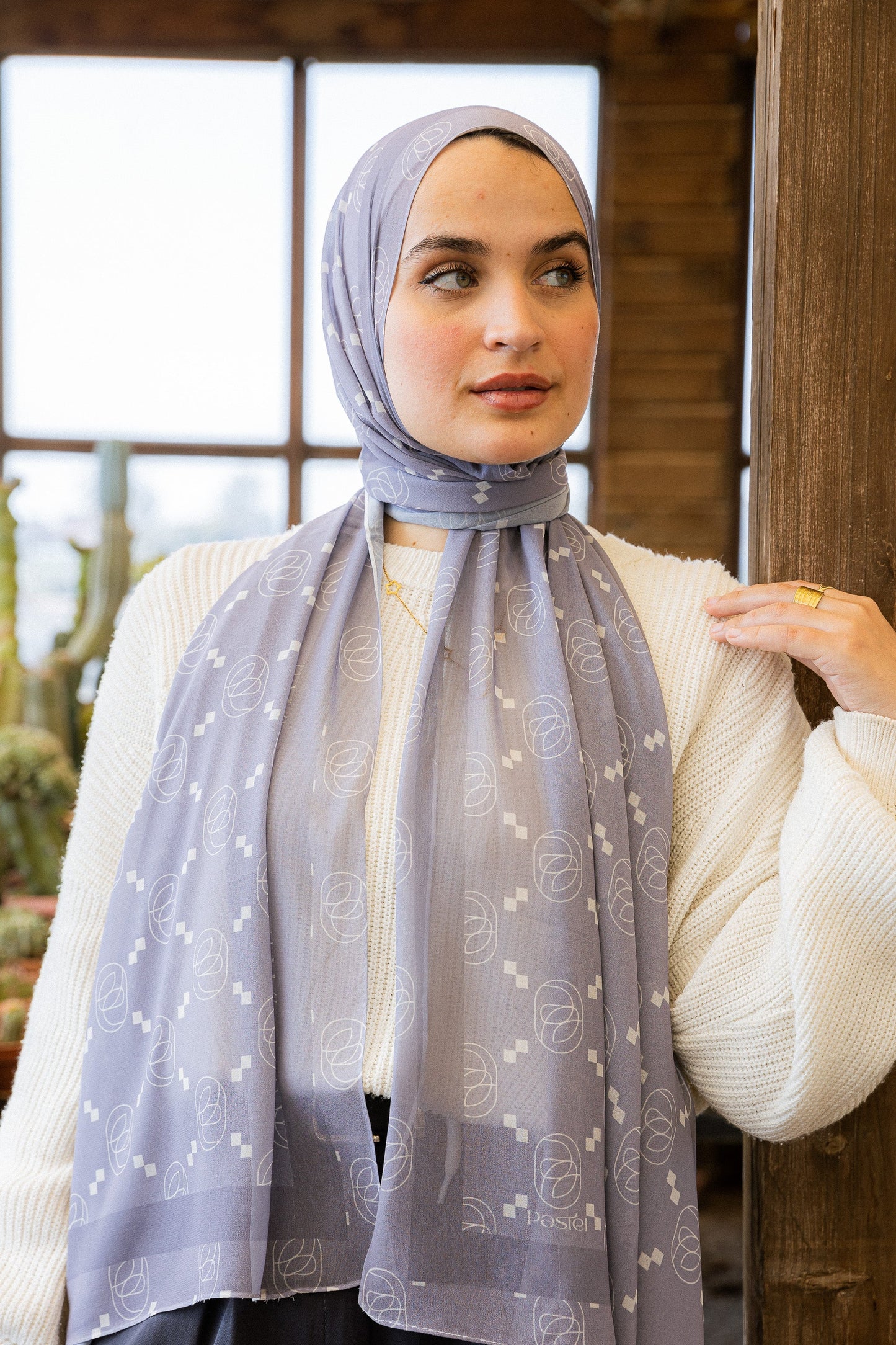 هادئ الرمادي