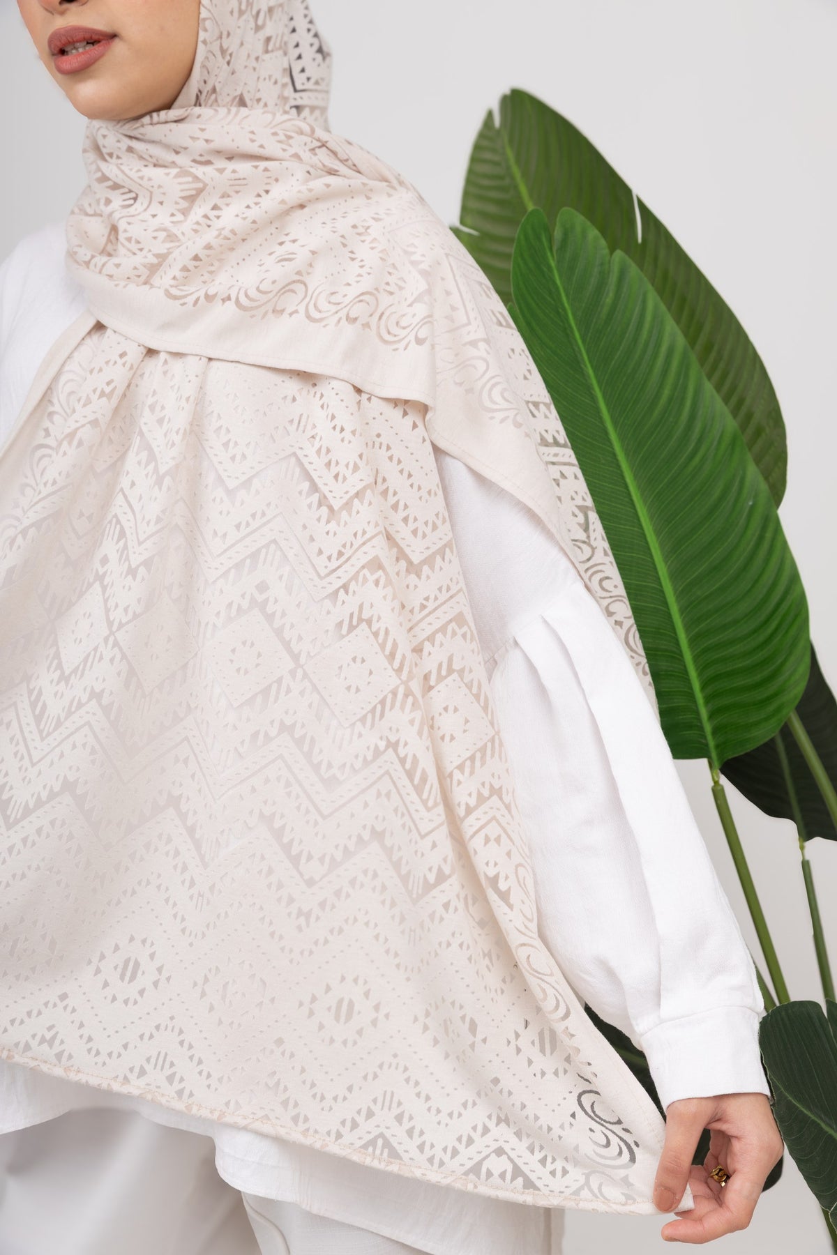 Atlas Devore Kuwaiti Scarf in Cream #Color_Cream