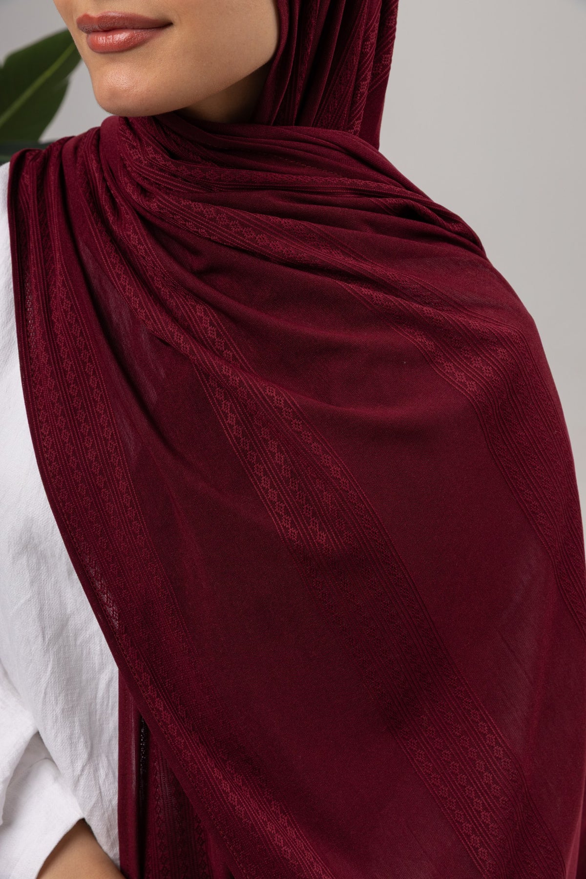 Diamond Stripe Kuwaiti Scarf in Burgundy #Color_Burgundy