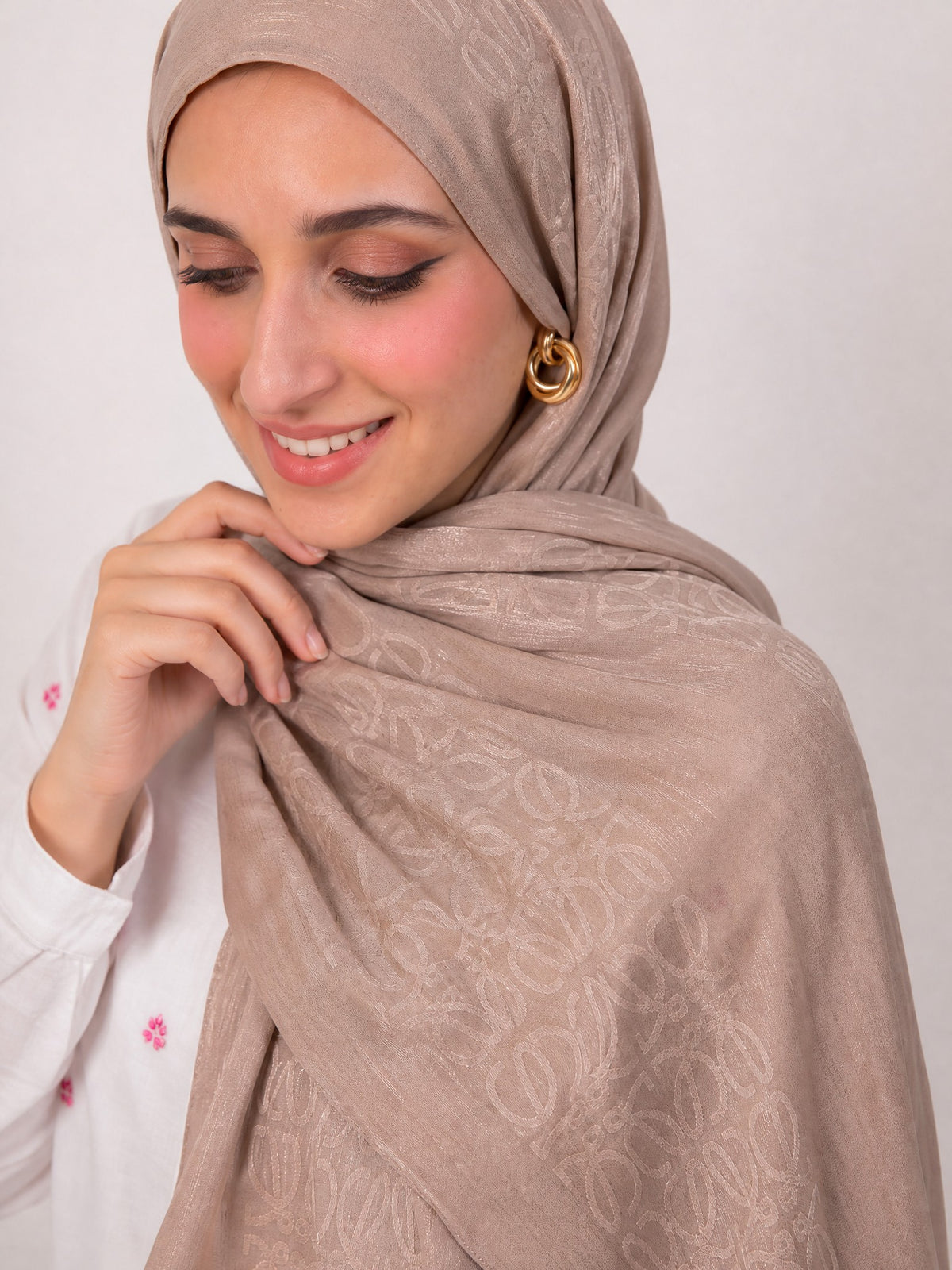 Anagram Weave Kuwaiti Scarf in Dark Beige #Color_Dark Beige