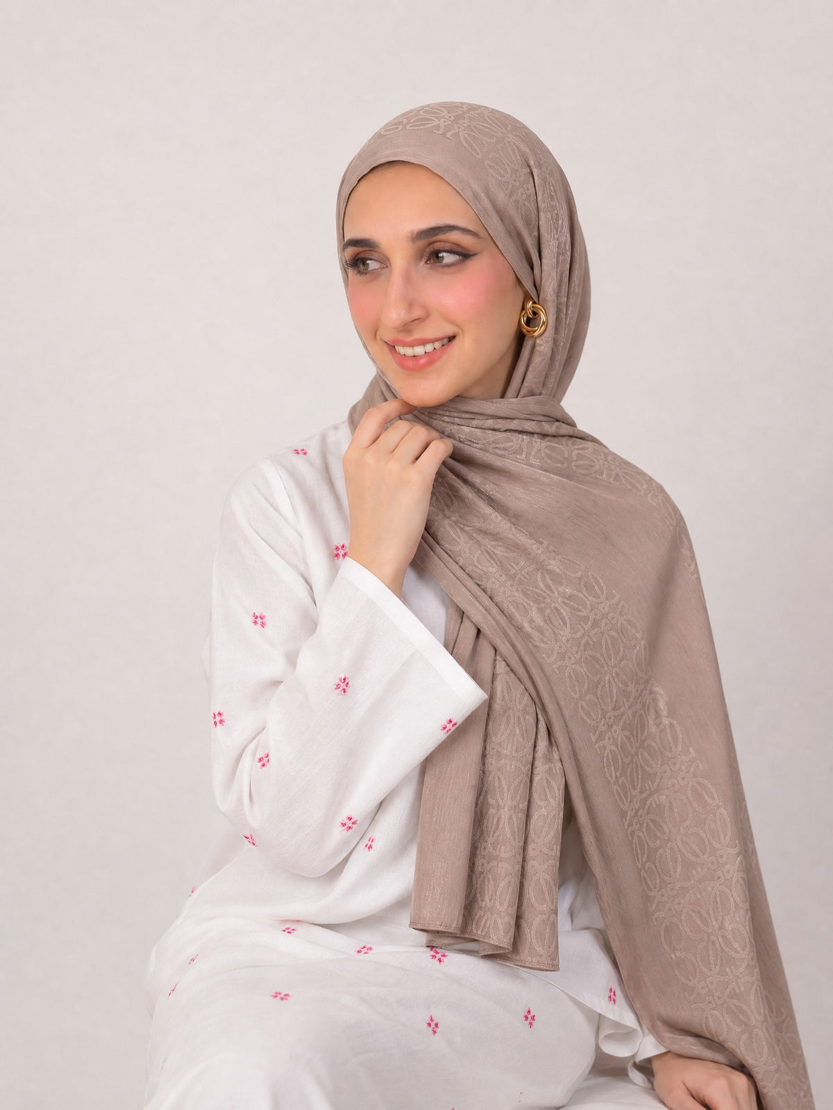 Anagram Weave Kuwaiti Scarf in Dark Beige #Color_Dark Beige