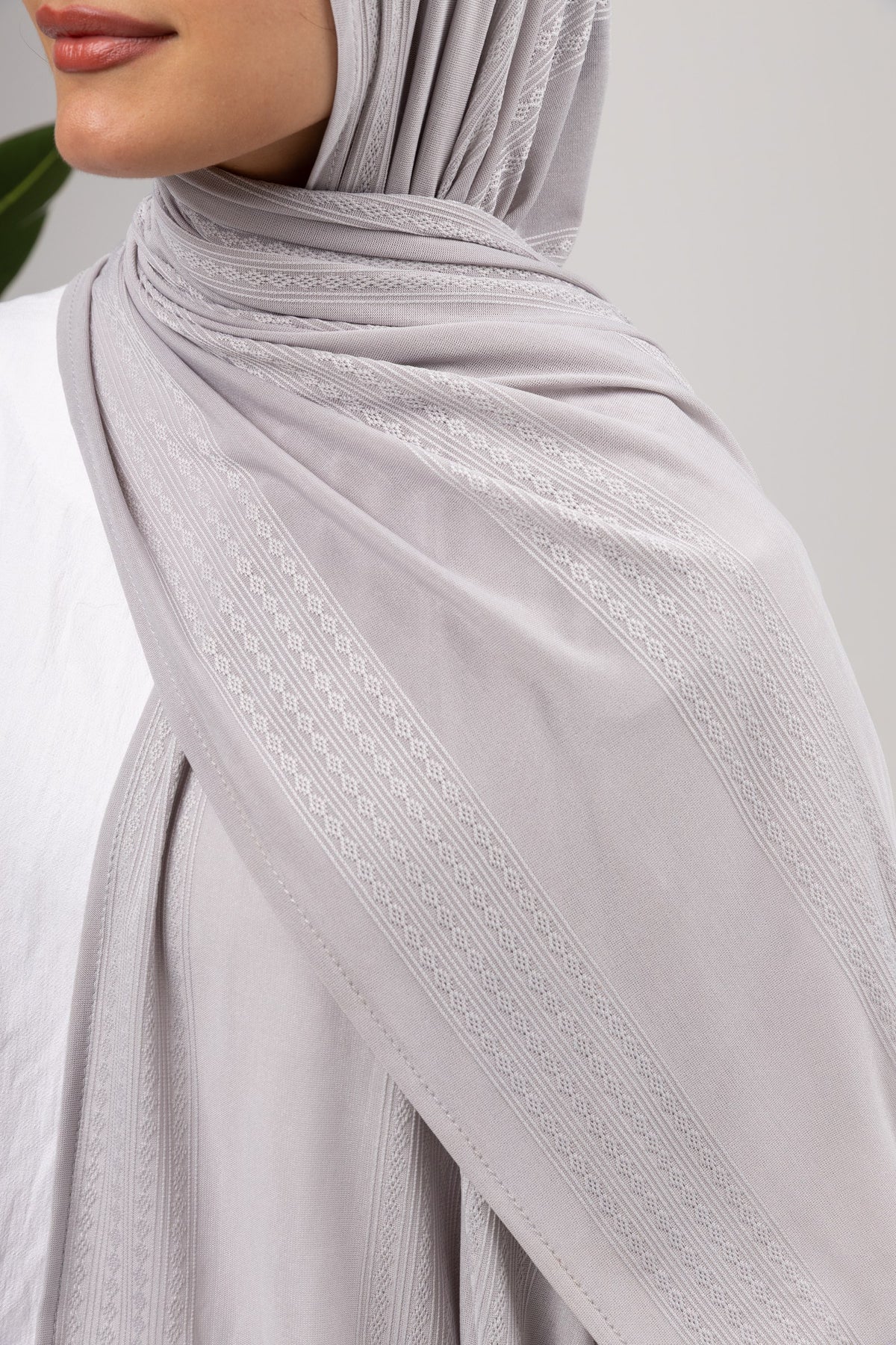 Diamond Stripe Kuwaiti Scarf in Grey #Color_Grey