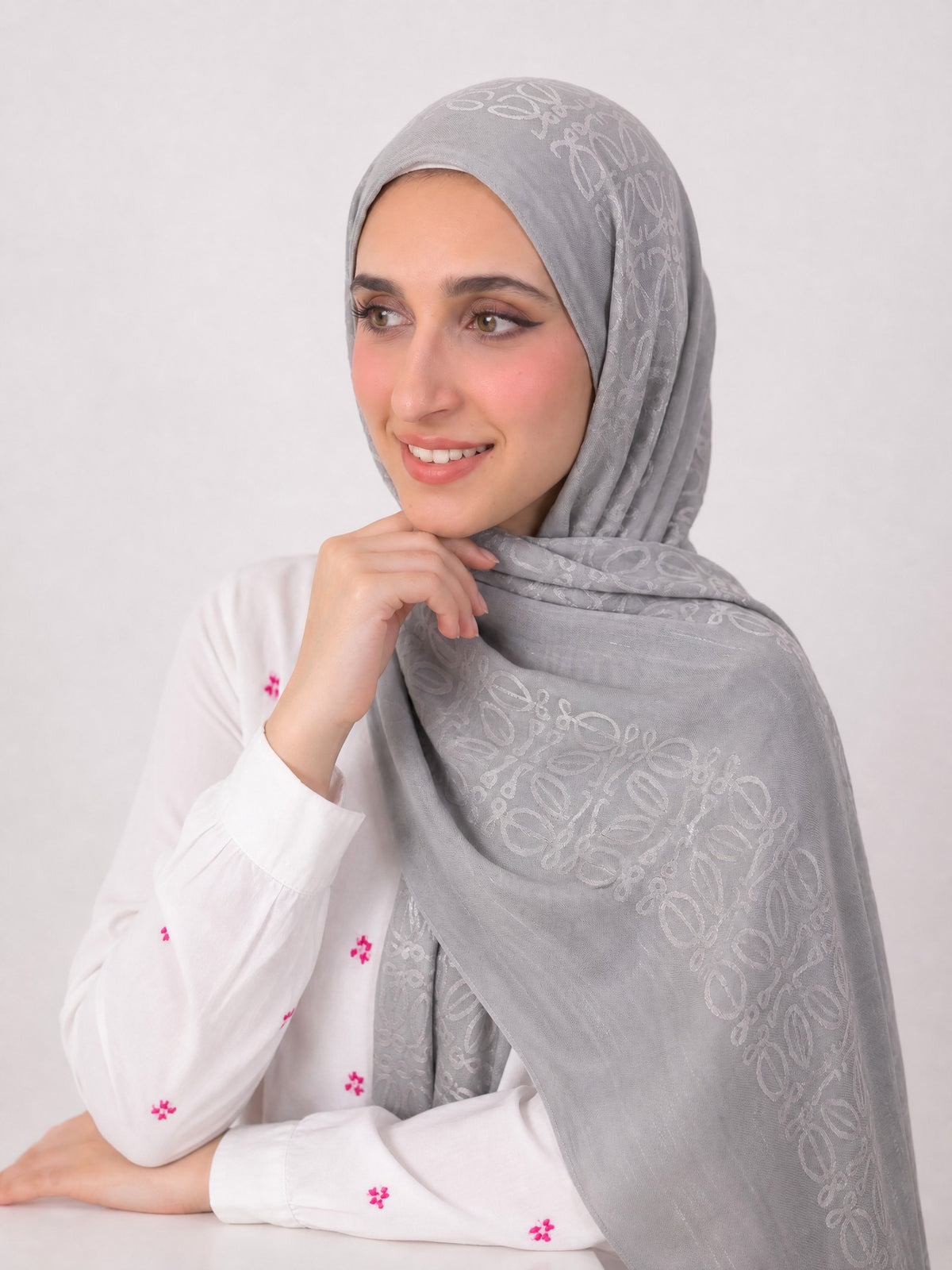 Anagram Weave Kuwaiti Scarf in Light Grey #Color_Light Grey