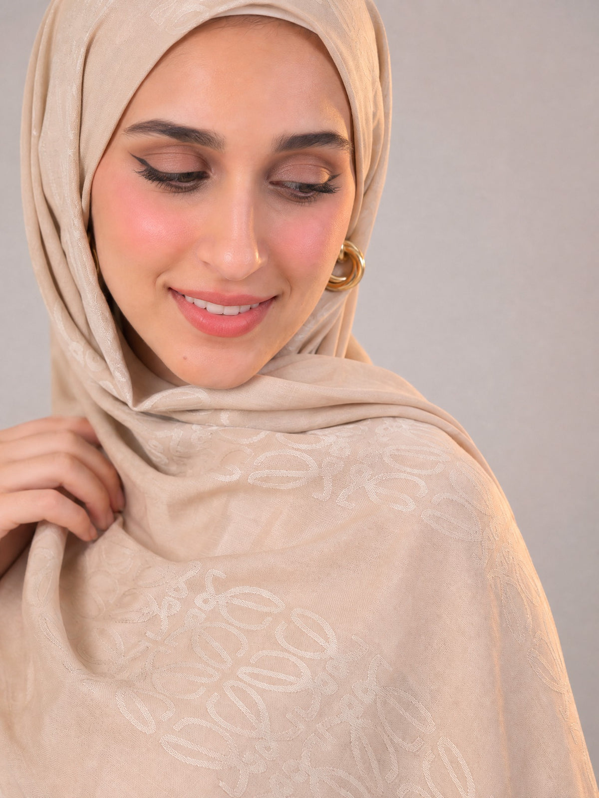 Anagram Weave Kuwaiti Scarf in Medium Beige #Color_Medium Beige